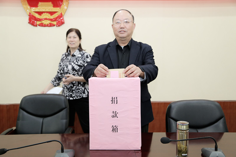 市人大常委会秘书长王保华进行募捐.jpg