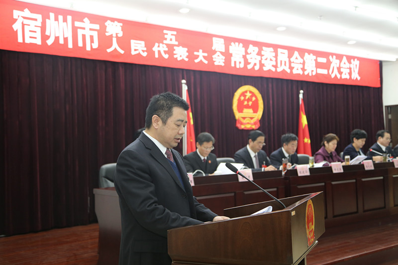 听取报告.jpg