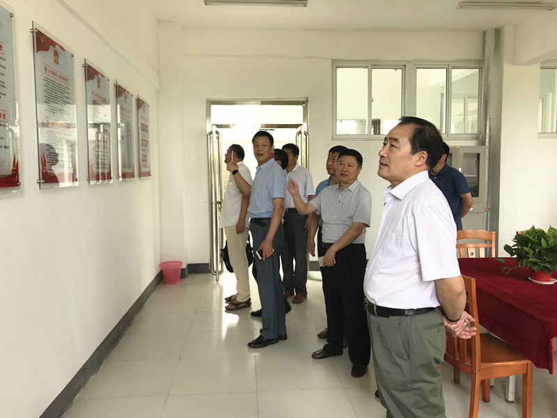 张旭一行查看代表活动室2_副本.jpg