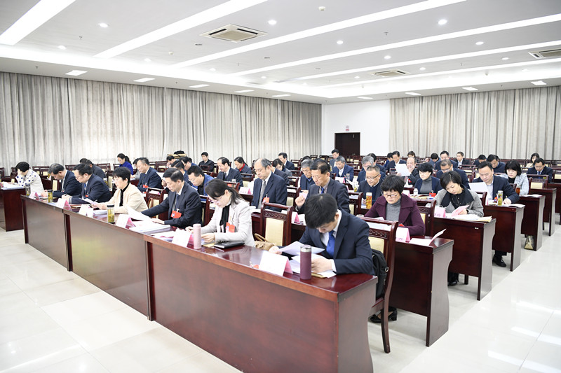 常委会组成人员认真听取报告_副本.jpg