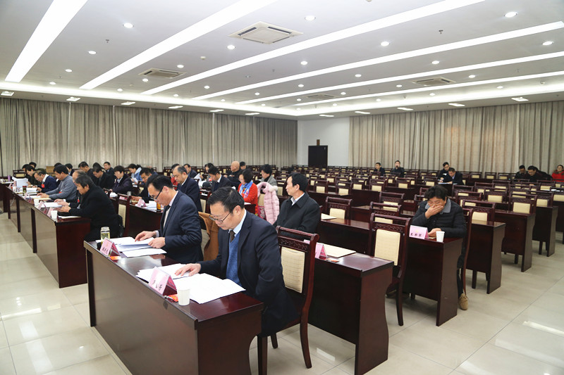 认真听取报告.jpg
